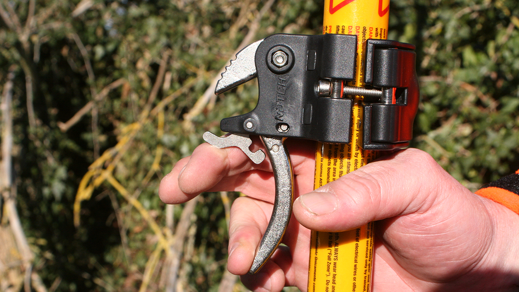 Vergrößerung des Bildes für Sicherung des Auslösers. Durch aktives nach oben drücken wird der Auslöser freigegeben..