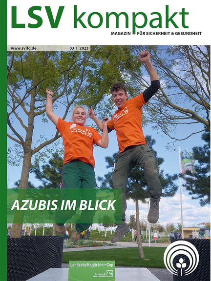 Vergrößerung des Bildes für Titelbild LSV kompakt: Zwei junge Menschen in Arbeitskleidung springen von einem Siegertreppchen hoch in die Luft. Auf dem Siegertreppchen steht: Landschaftsgärtner-Cup. Das Titelbild steht unter dem Moto: Azubis im Blick..