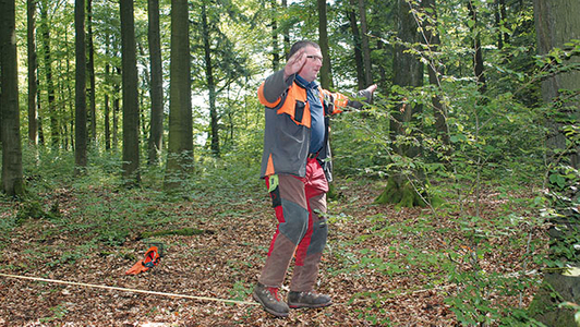 Mann balanciert auf Slackline