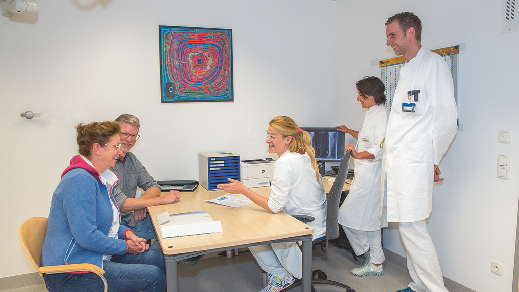 Vergrößerung des Bildes für Auch bei den Gesprächen mit ihrer Ärztin war Thomas Weiß an ihrer Seite..