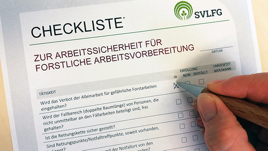 Formular mit Kugelschreiber ausfüllen