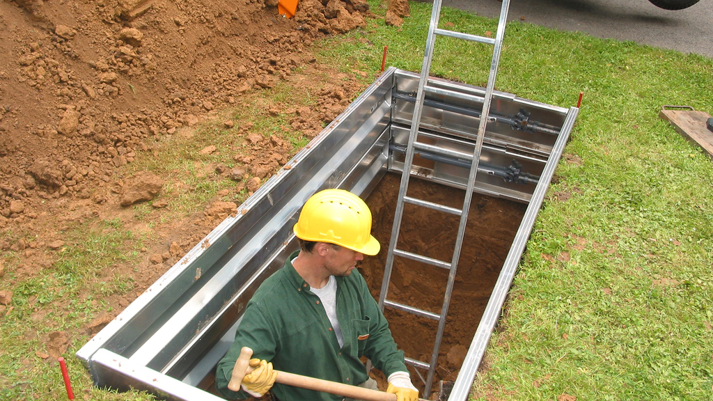 Vergrößerung des Bildes für Arbeiter beim Grabaushub auf Friedhof.