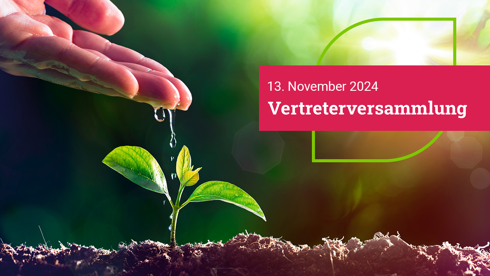 Eine Hand gießt einen Wassertropfen auf einen kleinen Pflanzensetzling, der aus der Erde wächst. Über dem Bild steht die Überschrift "Vertreterversammlung 2024".