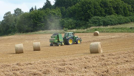 Traktor mit Ballenpresse