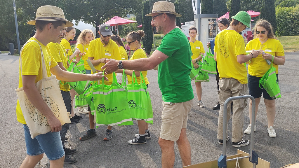 Vergrößerung des Bildes für SVLFG-Präventionsexperte Rainer Subgang überreichte allen Teilnehmenden des Berufswettbewerbs SVLFG-Taschen mit Sonnenschutzprodukten und einer Trinkflasche..