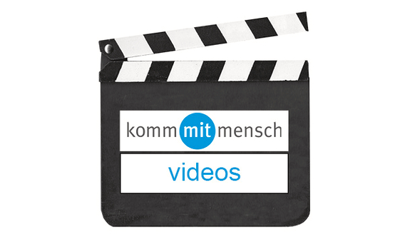 Gezeichnete Filmklappe mit dem Schriftzug "kommmitmensch Videos"  