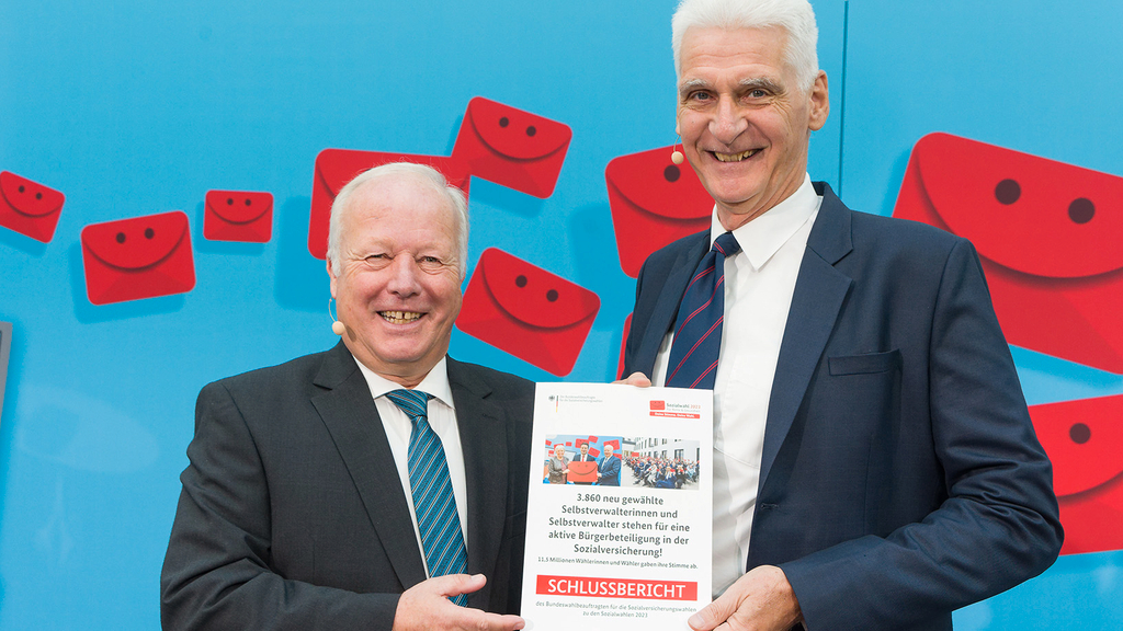 Vergrößerung des Bildes für Bundeswahlbeauftragter Peter Weiß übergibt den Abschlussbericht über die Sozialversicherungswahlen 2023 an Staatssekretär Dr. Rolf Schmachtenberg.