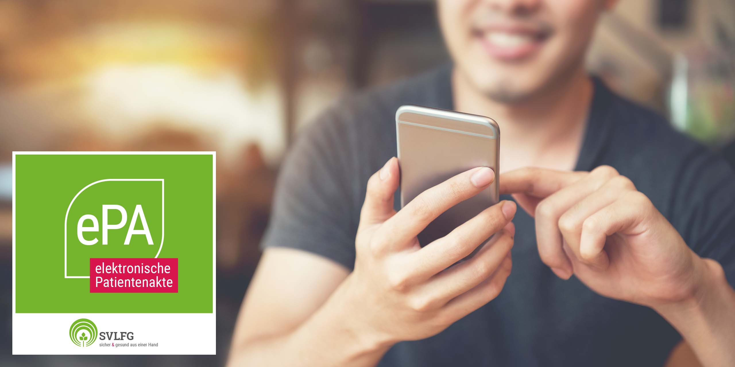 Junger Mann nutz das Smartphone, Logo der elektronischen Patientenakte der SVLFG