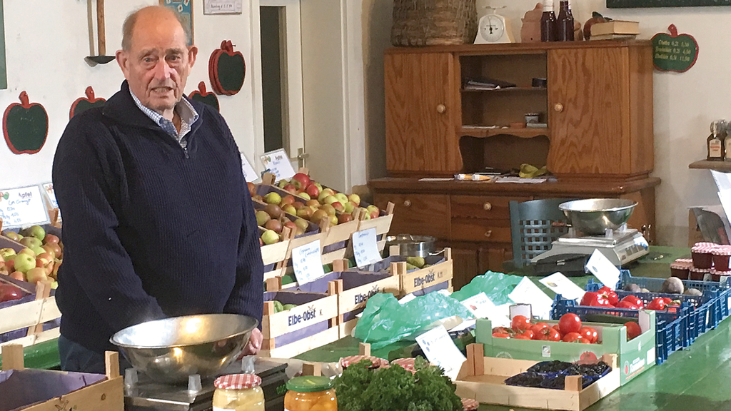 Vergrößerung des Bildes für Senior in einem Hofladen.