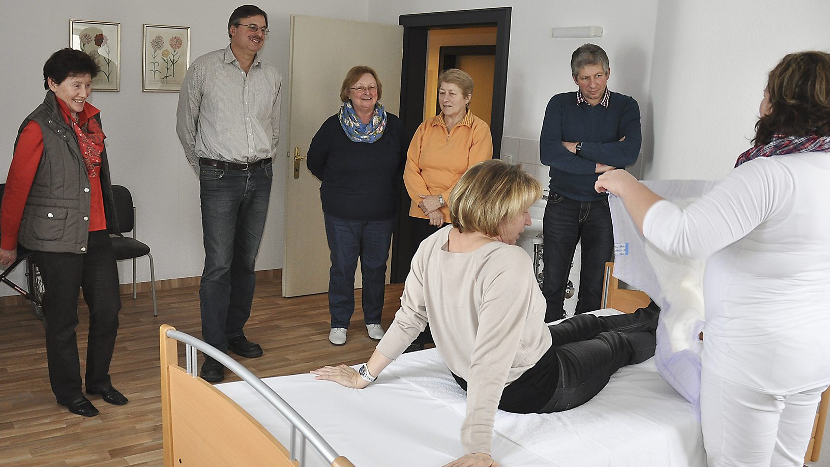 Pflegende Angehörige beim Pflegekurs