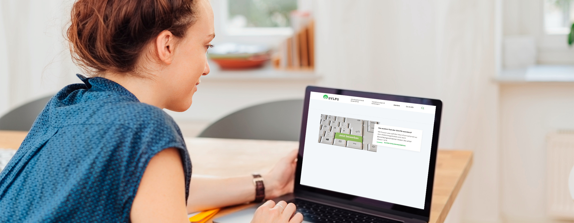 Bewerberin am Laptop