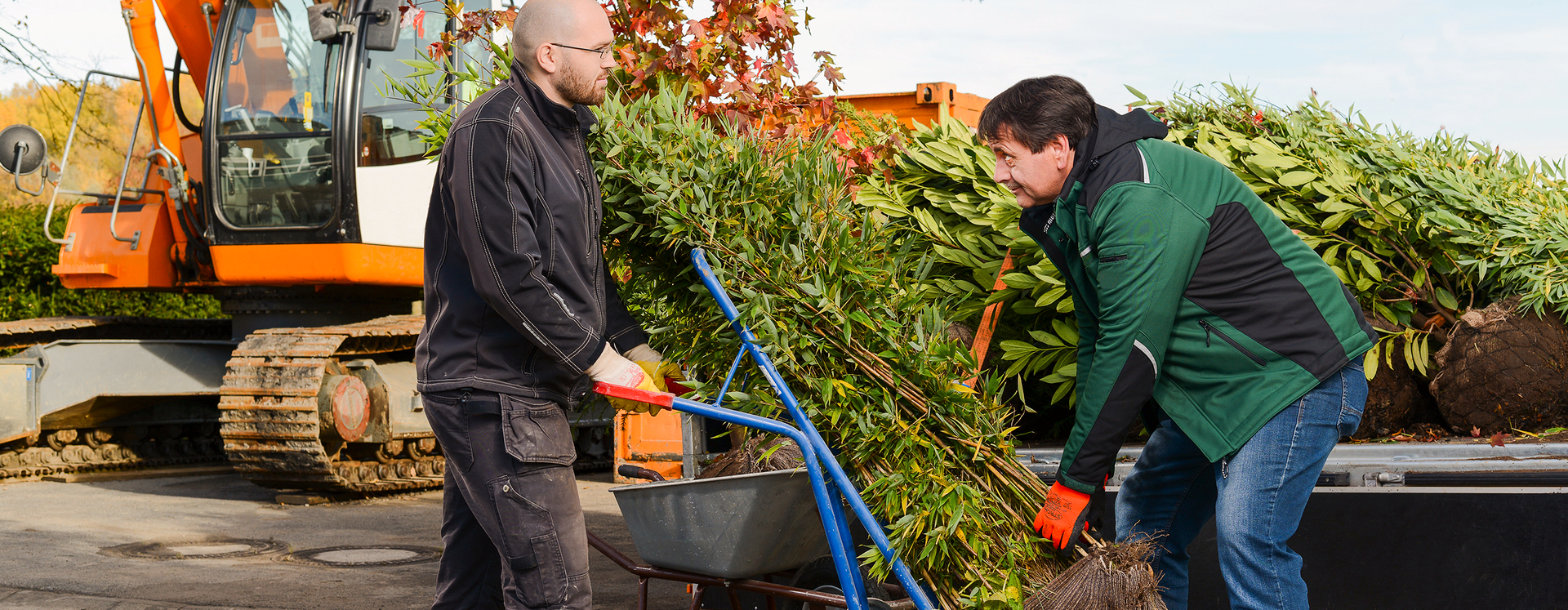 Männer beim rückengerechten Tragen