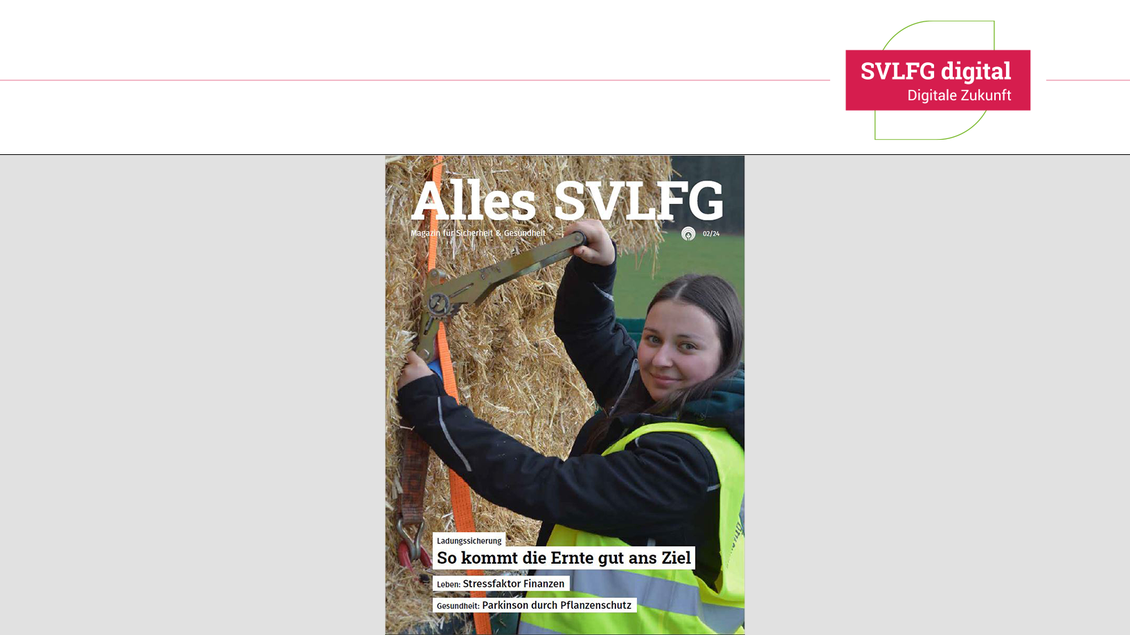Titelbild der AllesSVLFG 02/2024. Eine junge Frau zurrt Sicherheitsgurt an Strohballen fest. 