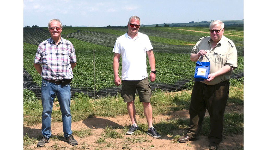 Vergrößerung des Bildes für Von links nach rechts: Friedrich Klemme, Manuel Klemme und Dr. Volker Wolfram, Vorsitzender des Land- und Forstwirtschaftlichen Arbeitgeberverband für Hessen e. V. - mit dem Sonnenschutz-Set..