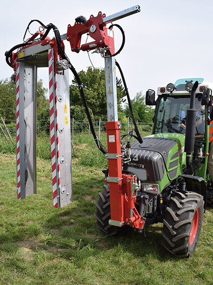 Vergrößerung des Bildes für Am Schmalspurtraktor ist ein Laubschneider angebaut. Am Anbaugerät ist ein Kameramonitorsystem integriert..