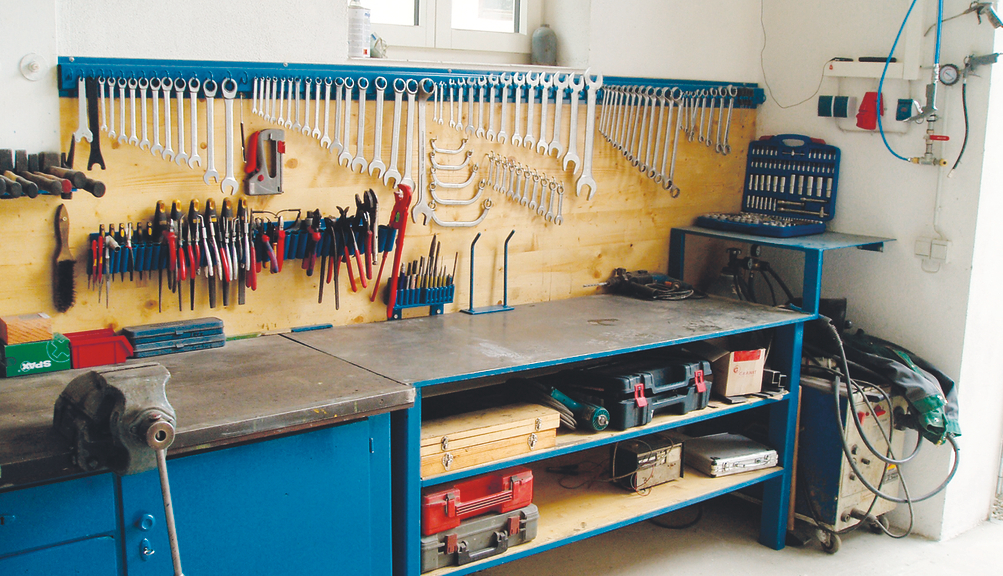 Vergrößerung des Bildes für Gut aufgeräumte und sortierte Werkbank..