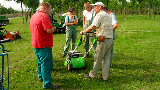 Personen bei der Unterweisung Grünpflege
