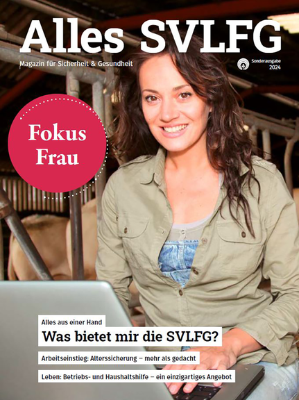 Vergrößerung des Bildes für Titelbild der Sonderausgabe "Fokus Frau". Junge lächelnde Frau sitzt mit Laptop auf dem Schoß. Im Hintergrund ist der Rinderstall zusehen..