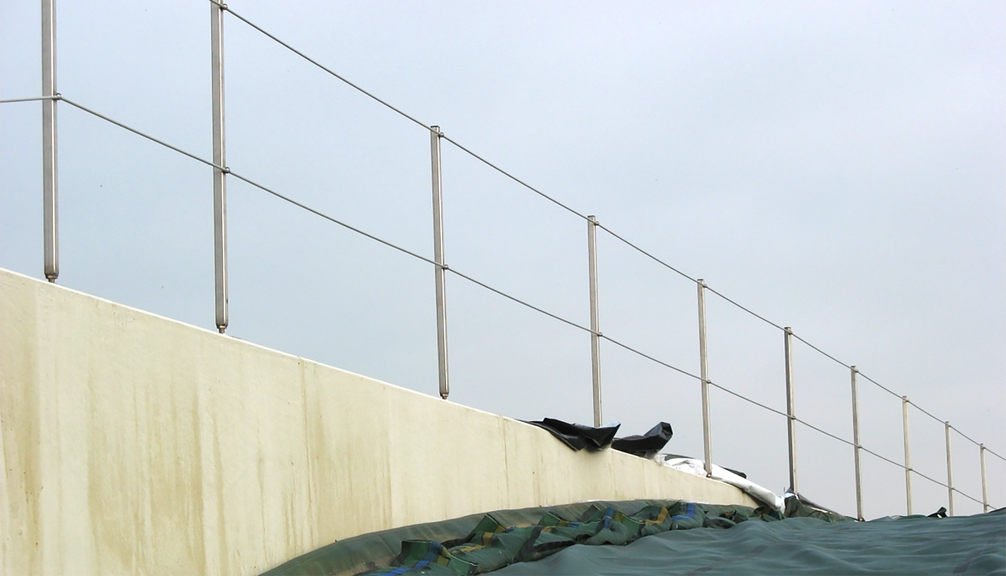 Vergrößerung des Bildes für feststehendes Geländer eines Silos, Folie ist zurückgeschlagen.