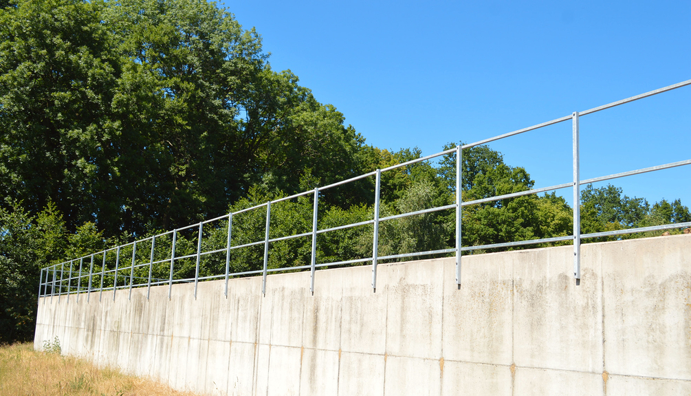 Vergrößerung des Bildes für Betonumrandung mit Geländer.