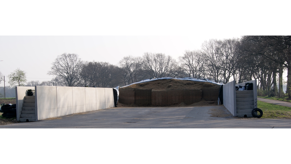 Vergrößerung des Bildes für Fahrsiloanlage - Folie liegt teilweise aufgeschlagen zurück.