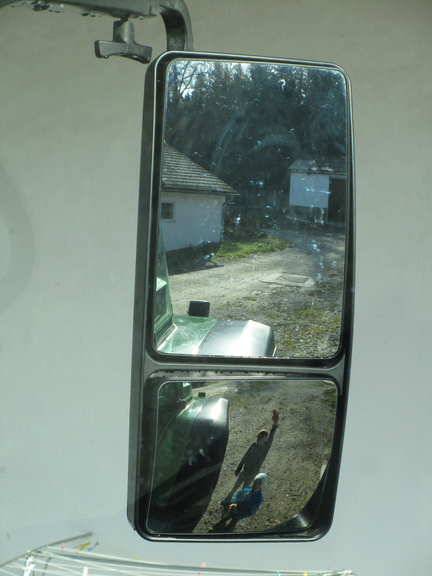 Vergrößerung des Bildes für Blick in den Seitenspiegel eines Treckers. Er zeigt, dass sich zwei Kinder im Gefahrenbereich aufhalten.