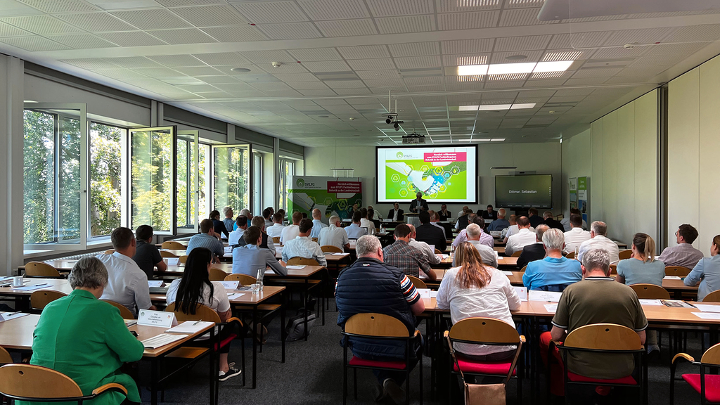 Vergrößerung des Bildes für Die Zuhörer des Fachkolloquium sitzen in einem Konferenzraum und hören einem Referenten zu. .