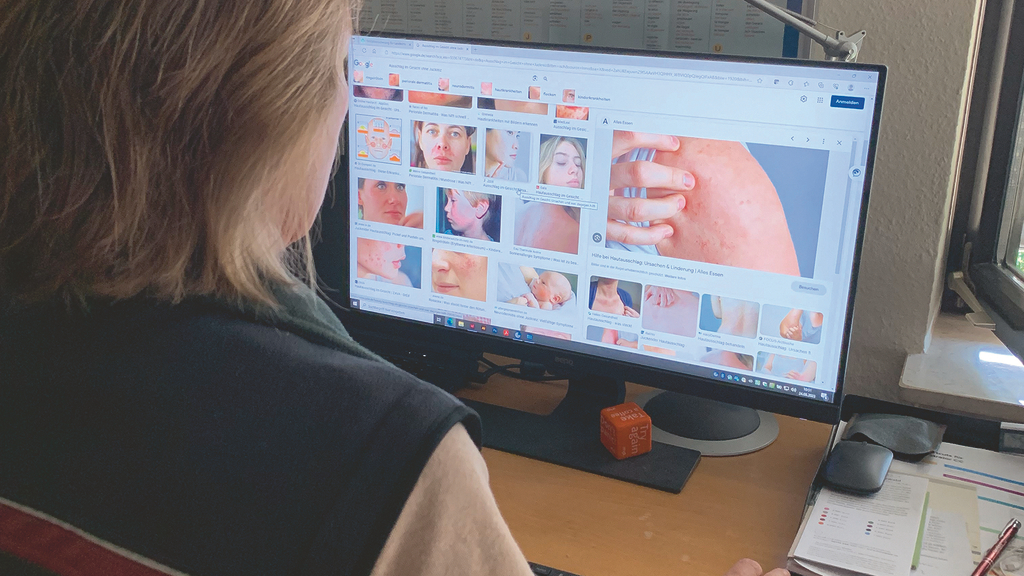 Vergrößerung des Bildes für Frau am PC.