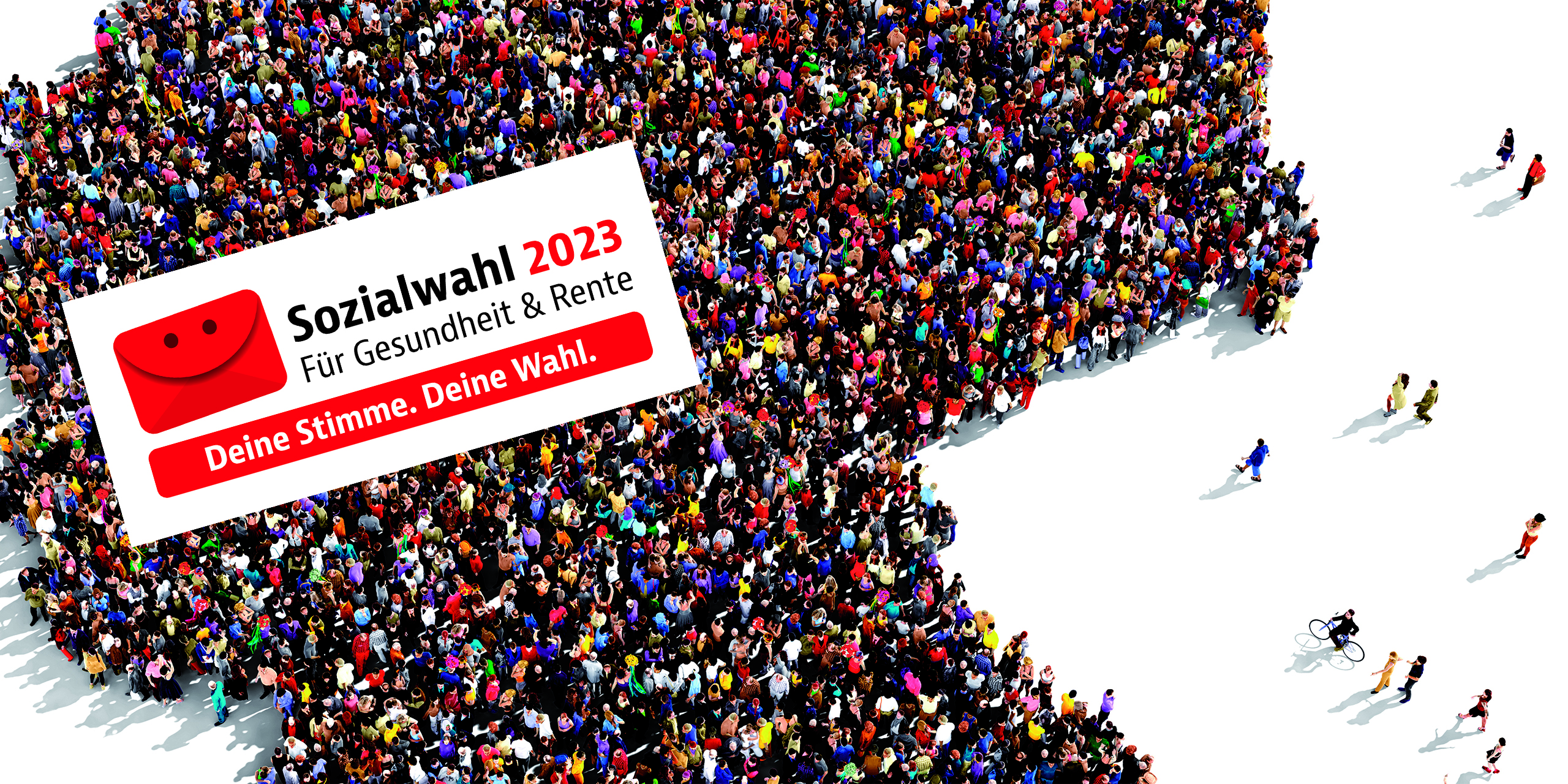 Menschenmenge von oben fotografiert zeigt den Umrissen von Deutschland, darüber ist das Logo zu sehen mit dem Titel "Sozialwahl 2023 - für Gesundheit und Rente. Deine Stimme. Deine Wahl"