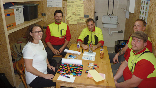 Personen am Tisch im Gespräch