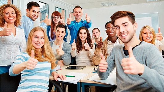 Auszubildende in der Klasse mit Daumen hoch
