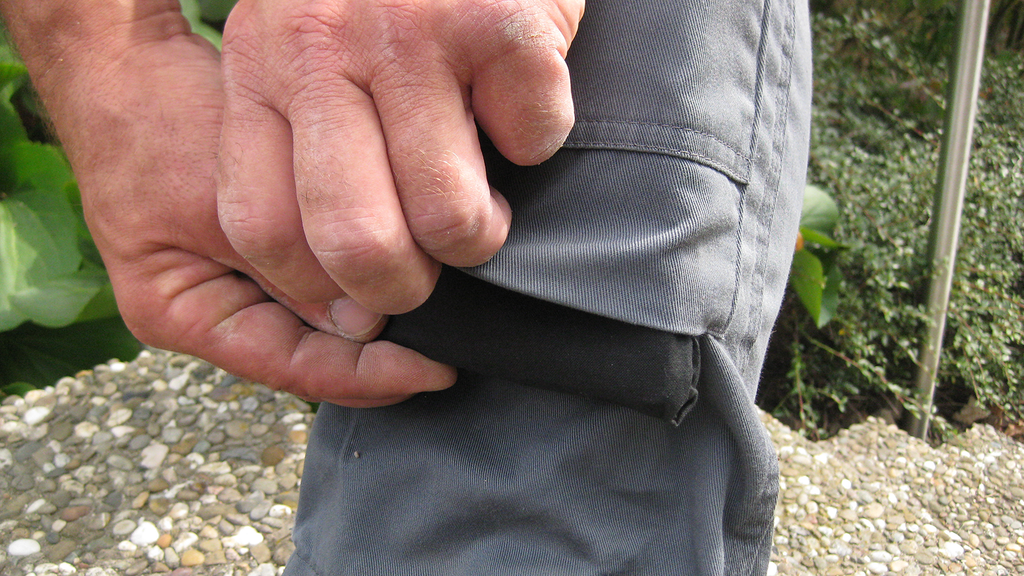 Vergrößerung des Bildes für Knieschutzpolster kann in einer Tasche im Kniebereich einer Arbeitshose untergebracht werden.