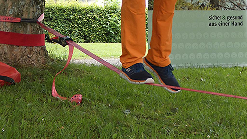Vergrößerung des Bildes für Detailfoto zeigt die Beine von einer Person, die auf einer Slackline trainiert .