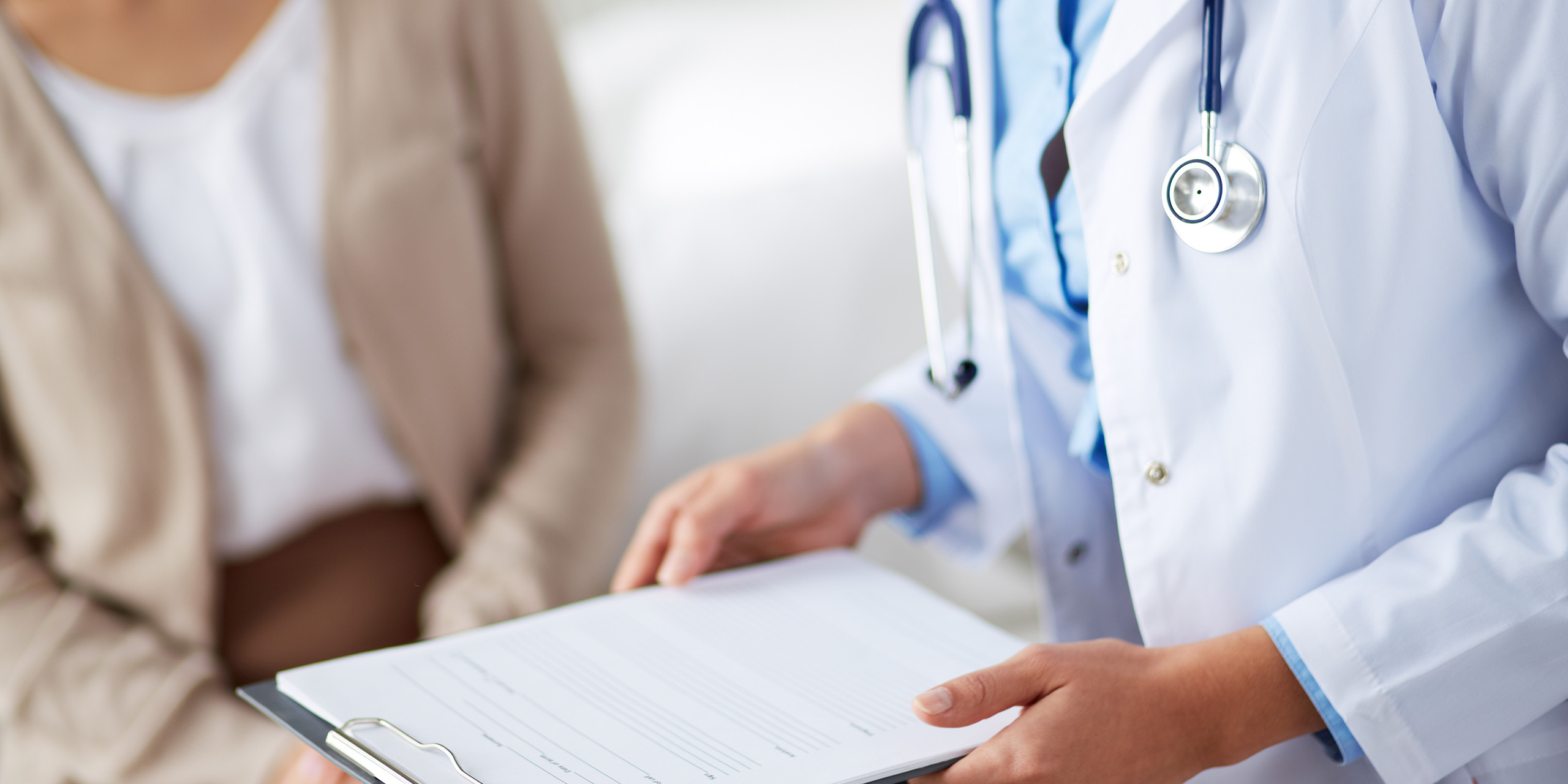 Mediziner im Beratungsgespräch mit Patientin.