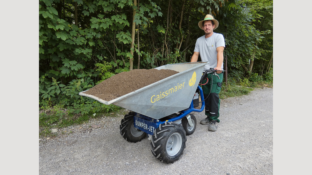 Vergrößerung des Bildes für Großaufnahme einer Akku-Schubkarre. Diese besitzt einen Unterbau mit größeren Gummirädern und elektrischem Antrieb. .