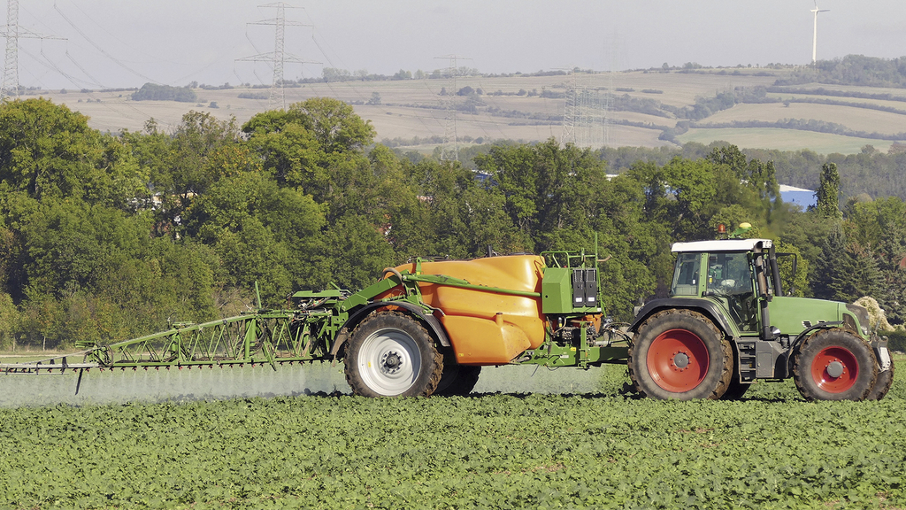 Vergrößerung des Bildes für Traktor mit Pflanzenschutzgerät.
