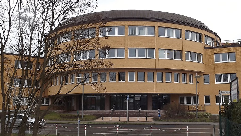 Vergrößerung des Bildes für Außenaufnahme vom Eingangsbereich der SVLFG-Dienststelle in Hoppegarten.