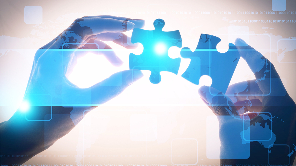 Vergrößerung des Bildes für Zwei Hände in Detailaufnahme halten zwei Puzzleteile.