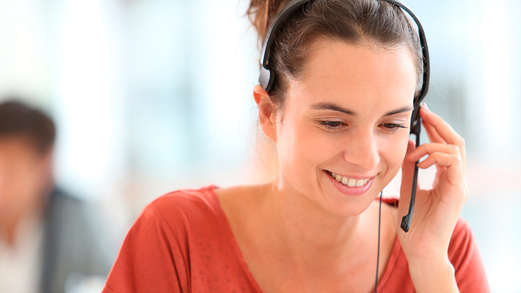 Vergrößerung des Bildes für Bild: Frau mit Headset beim Telefonieren.
